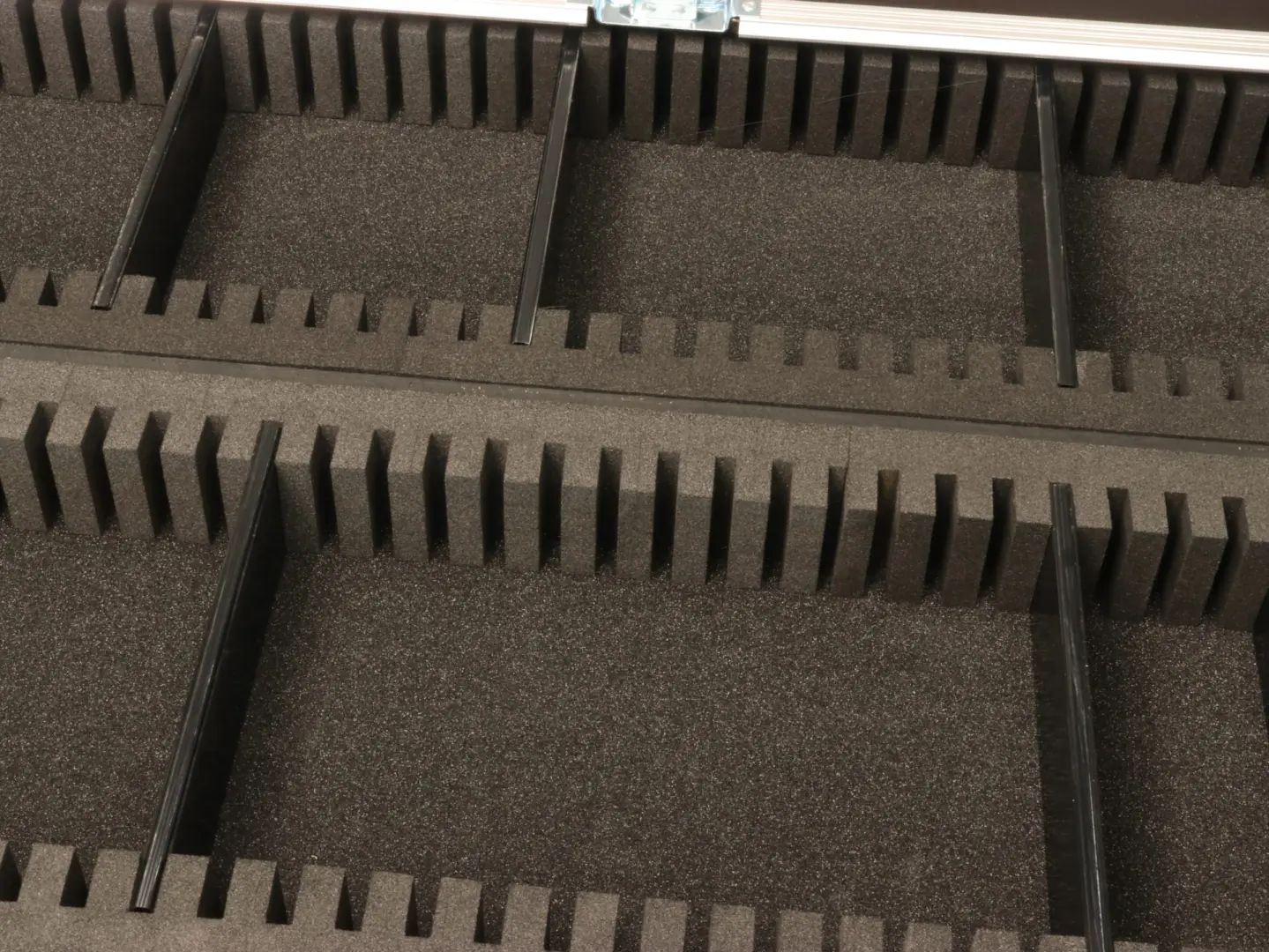 Calage mousse sur mesure de 50 mm d’épaisseur réalisé par JPemball pour sécuriser des coffrets de présentation durant le transport.