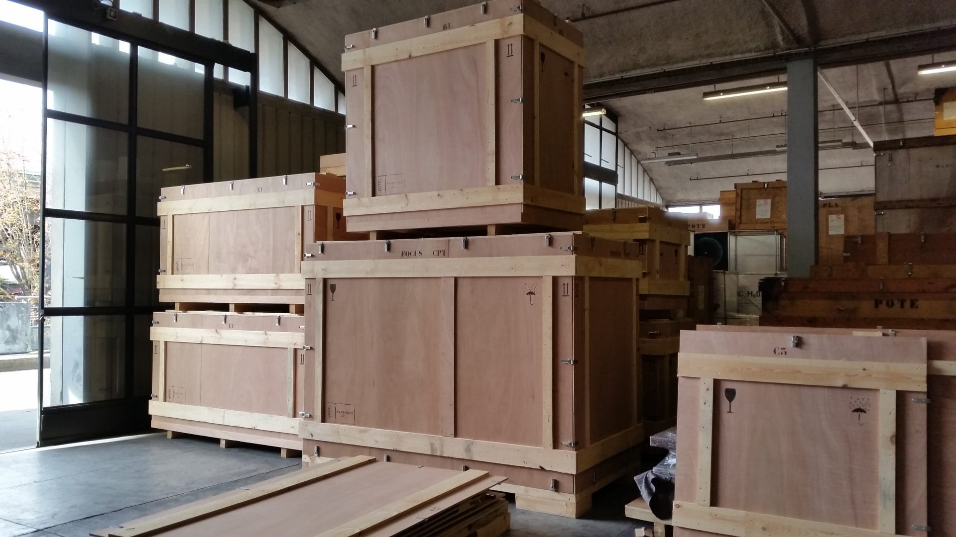 Ensemble de caisses navette en bois empillées