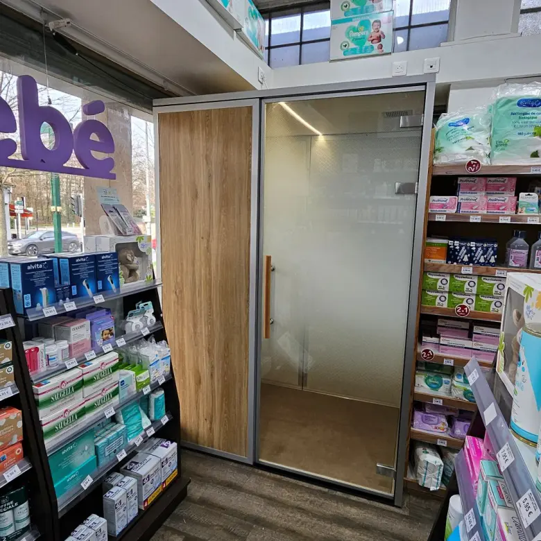 cabine de téléconsultation installée dans une pharmacie