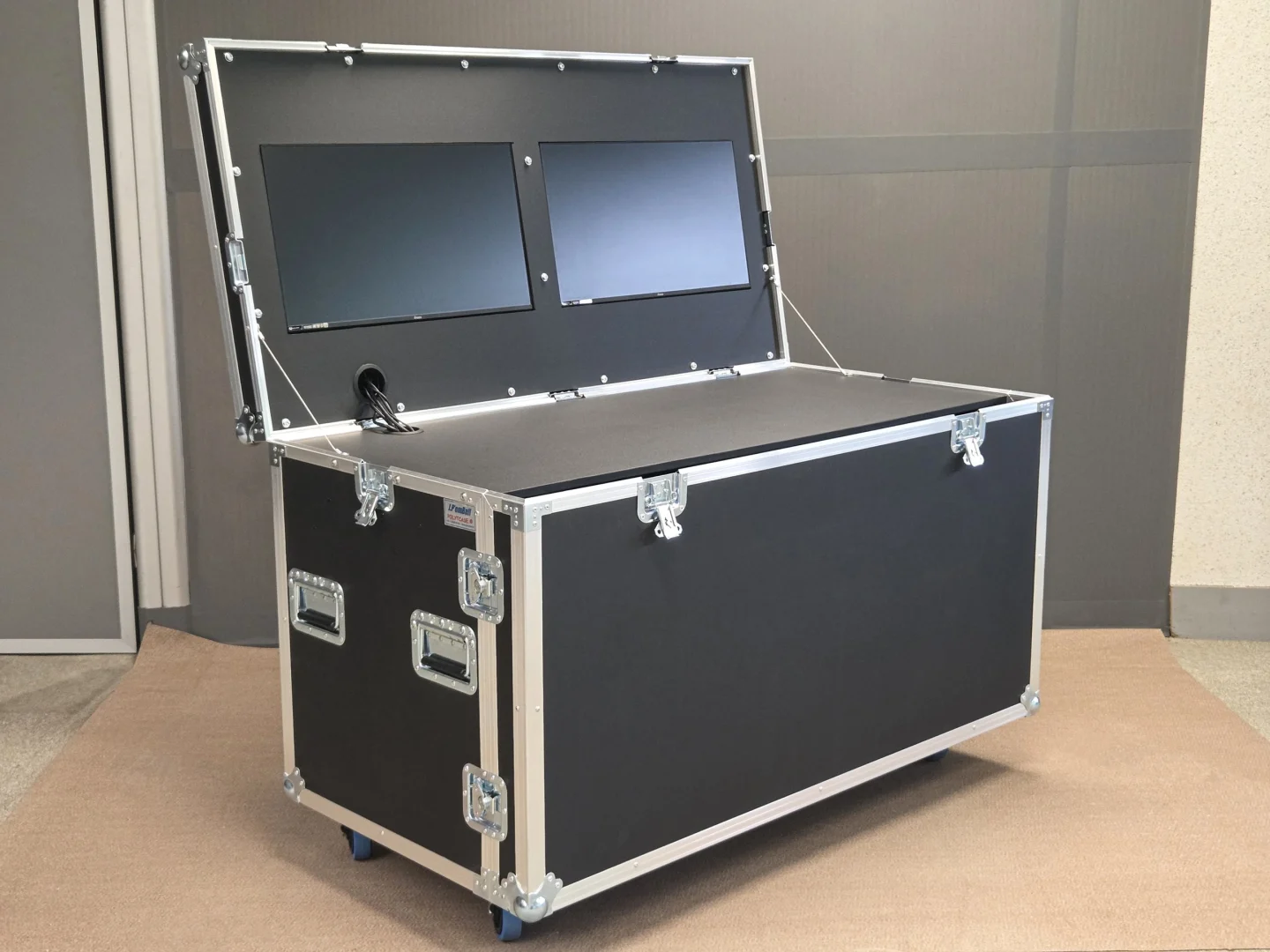Flight case régie JPemBall ouvert — plan de travail coulissant déployé et 3 tiroirs de rangement fermés, vue d'ensemble