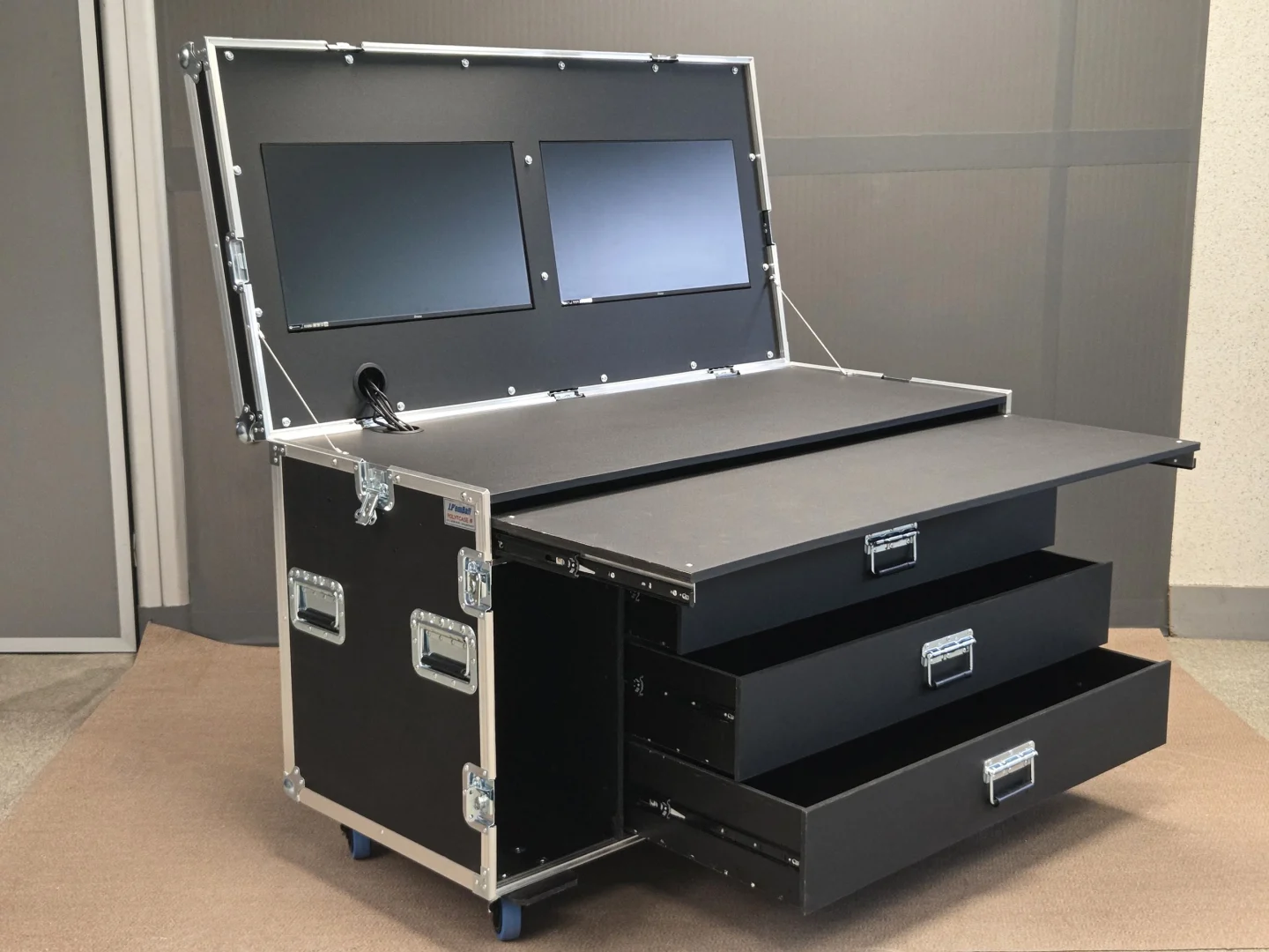 Tiroirs ouverts du flight case régie JPemBall pour Audiense - organisation des équipements secondaires (câbles, accessoires, consommables)