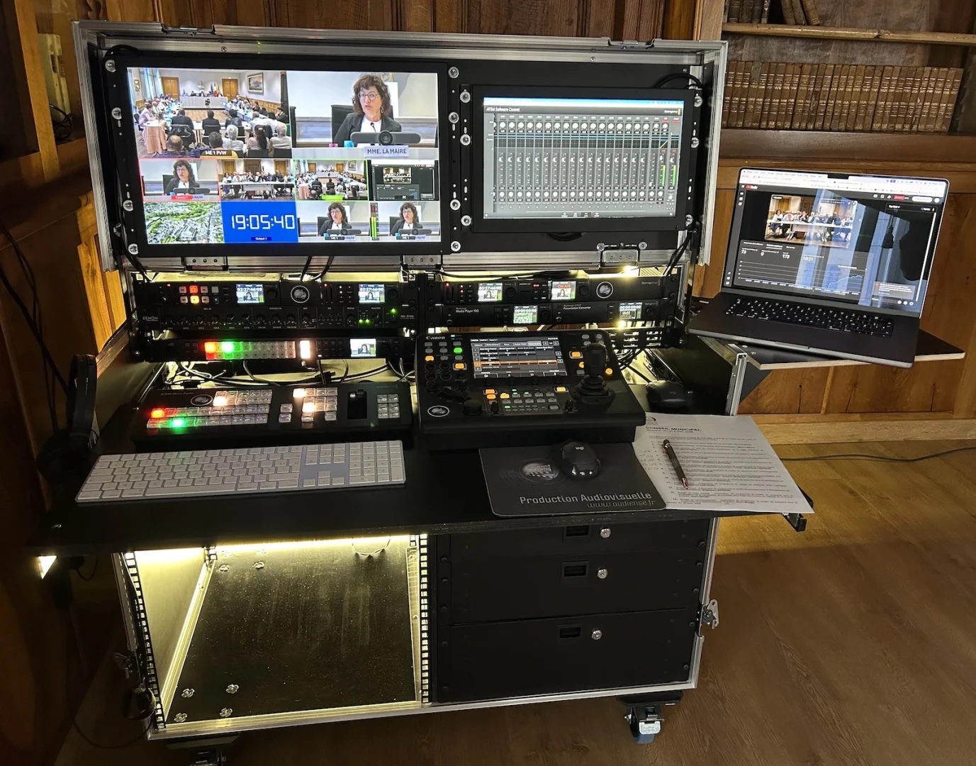 Régie audiovisuelle mobile JPemBall déployée pour la captation en direct d'un conseil municipal — écrans de supervision et mélangeur vidéo visibles