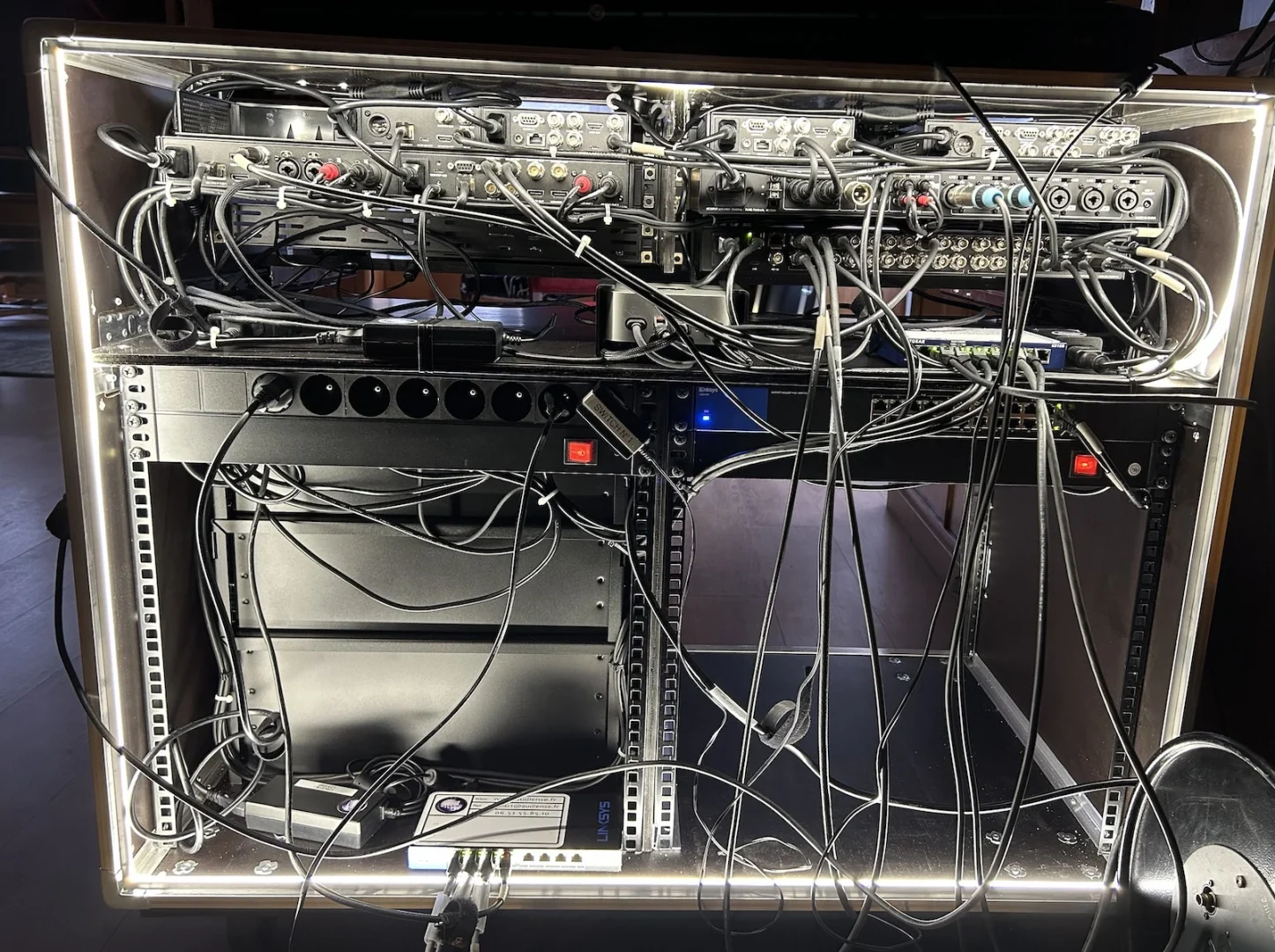 Vue arrière technique du flight case régie Audiense — câblage pré-installé entre mélangeur, serveurs et interfaces audio | JPemBall