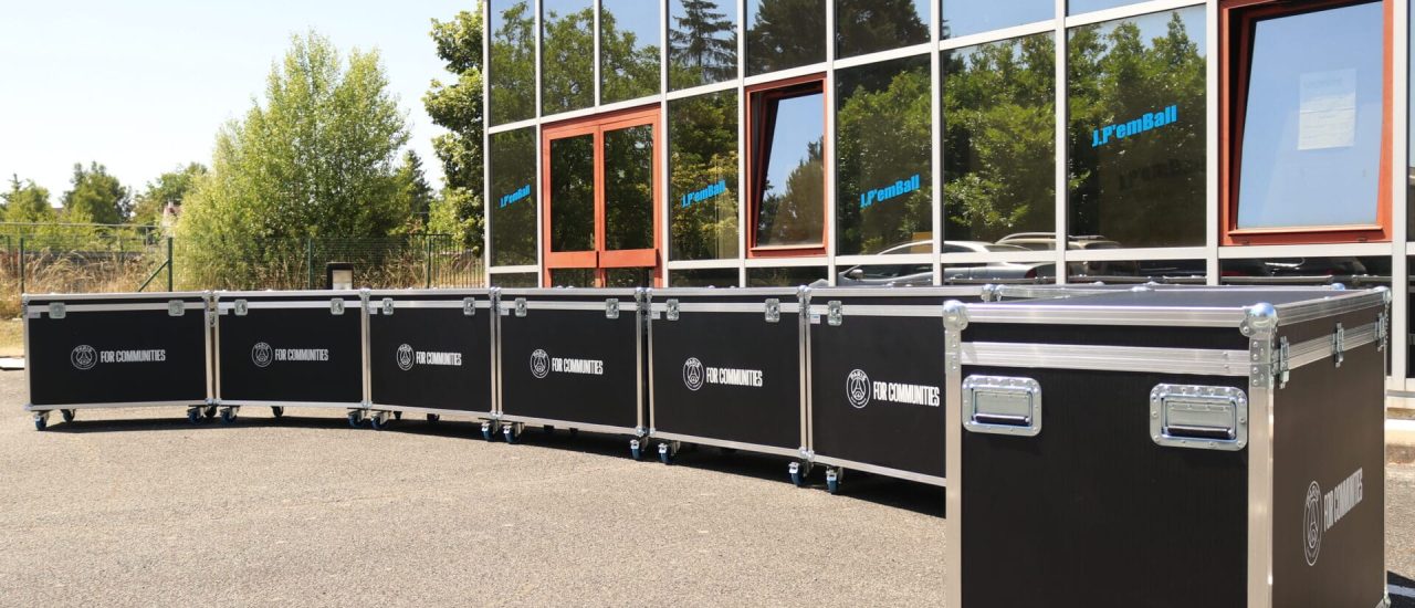 Flight-cases sur-mesure noirs pour le PSG, Rangement avec moquette